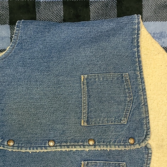 Vintage. Made in USA. 1989. Carhartt denim vest w/sherpa-lining. Size XLT - Picture 9 of 14